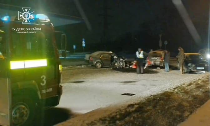 Унаслідок потрійної ДТП у Львові постраждало двоє людей