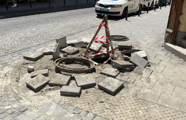 Вибухи люків на Пекарській. У Львові проводять розслідування