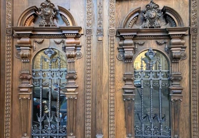 У Львові відновили унікальну браму-загадку. Фото до і після