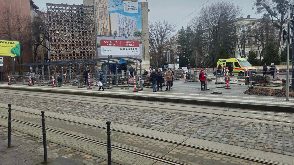 У транспортному хабі на Бандери у Львові облаштовують зупинки. Фото