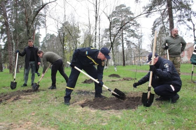 У столичному парку продовжили алею дубів на честь загиблих на війні киян