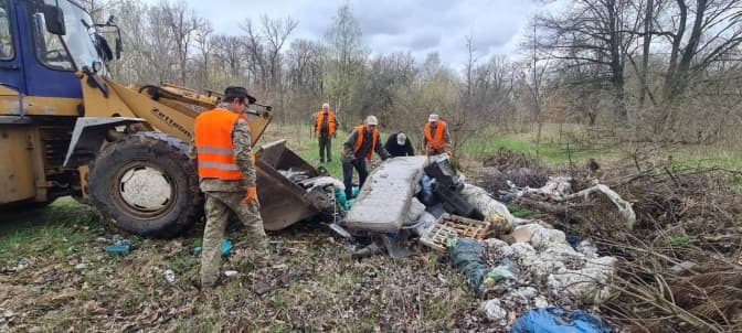 У Києві довкола річки Коник у Голосіївському районі прибрали «сміттєві» береги