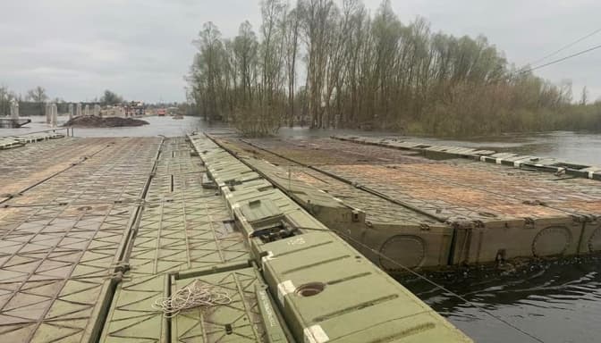 Інженери ЗСУ спільно з владою навели понтонну переправу в Іванкові