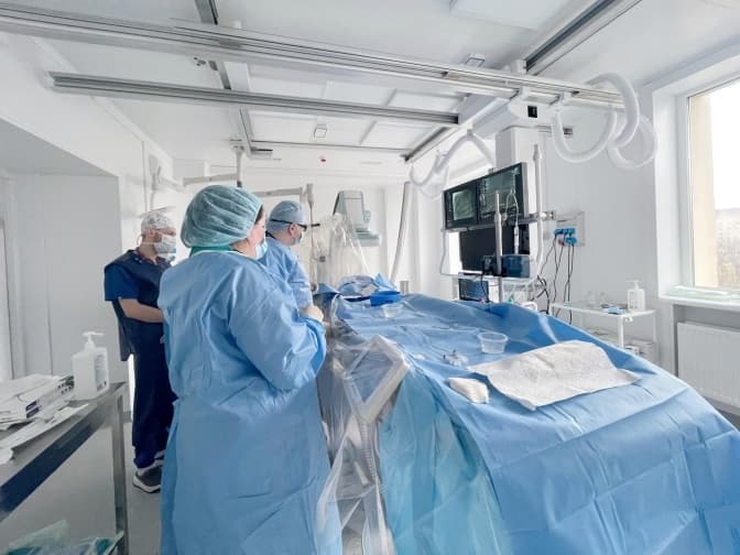 Львівські кардіохірурги через один прокол провели операцію на серце немовляті