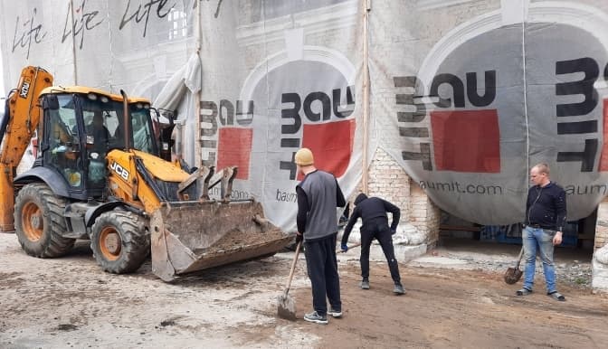 Біля Гостиного двору в центрі київського Подолу прибрали територію