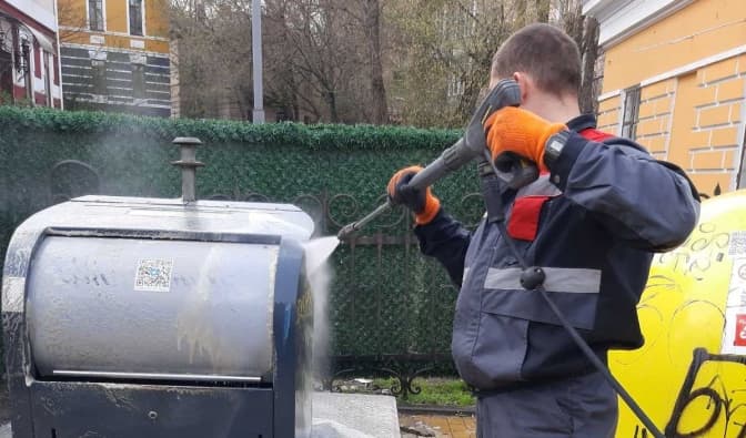 У Києві комунальники продовжують поліпшувати санітарний стан міста, зокрема взялися за контейнери