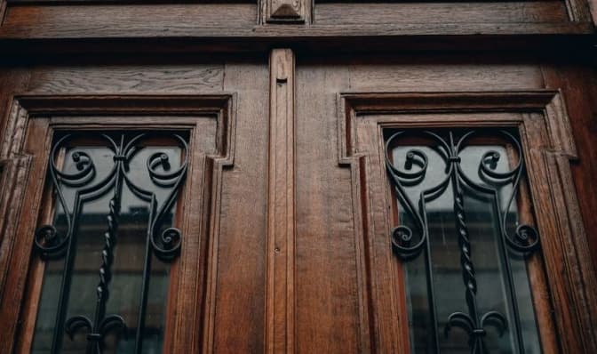 В історичній частині Львова відреставрували дерев'яні двері. Фото до і після