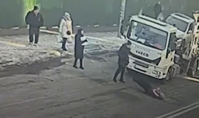 У Києві водій-порушник розбив голову водію евакуатора і кинув його на узбіччі у важкому стані