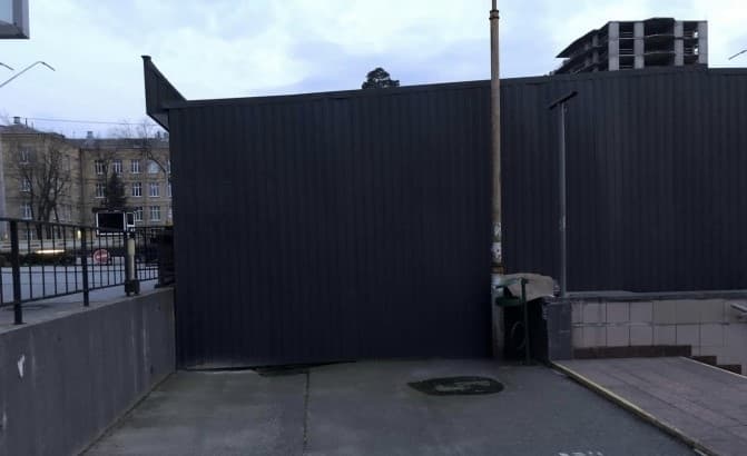 У КМДА кажуть, що МАФи на метро «Житомирська», які затуляють прохід, встановлені законно