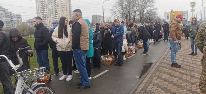 У пошуках церков ПЦУ. Кияни на Великдень утворили масові черги, аби посвятити паски
