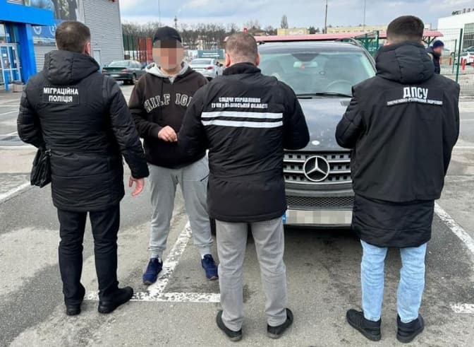 На Львівщині викрили угруповання, яке незаконно переправляло ухилянтів за кордон