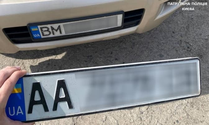 У Києві почастішали випадки порушень правил використання номерних автомобільних знаків. Що загрожує
