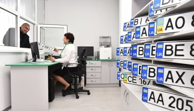 Власники електромобілів на Львівщині змінюють номерні знаки «Z» і «V»