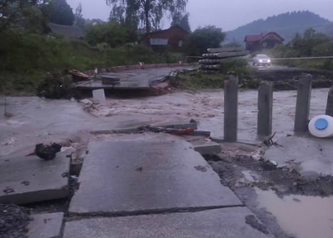 Два райони Львівщини затопило через потужні зливи. Що відомо