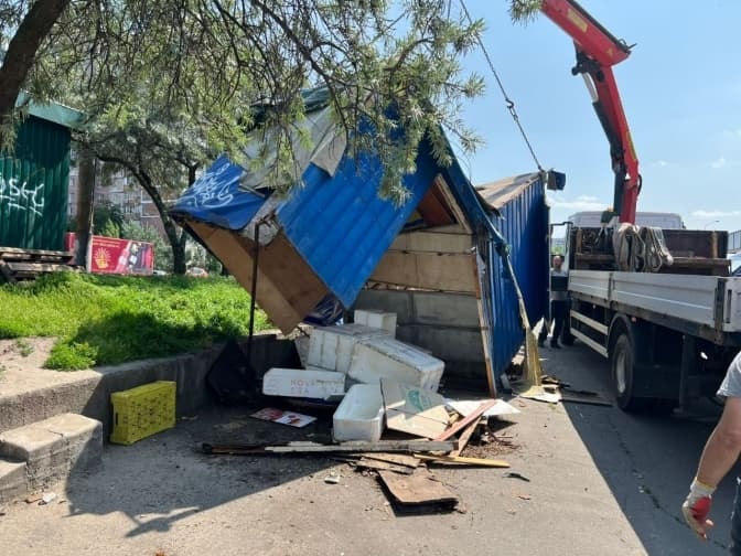 Сквери замість МАФів: в Києві триває демонтаж "ларьків". Фото "до" і "після"