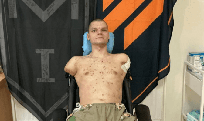 "Немає рук, немає картки". У відділенні ПриватБанку в Києві пораненому військовому відмовились видати картку