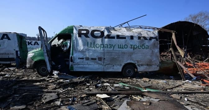 Внаслідок ракетної атаки в Києві згорів склад інтернет-магазину ROZETKA