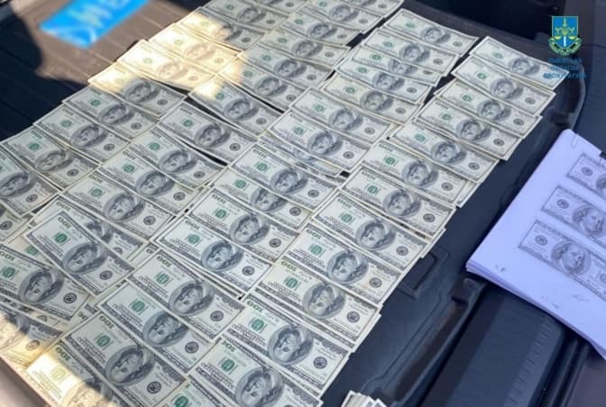Очільника митного поста на Львівщині спіймали на хабарях у понад 20 тисяч доларів
