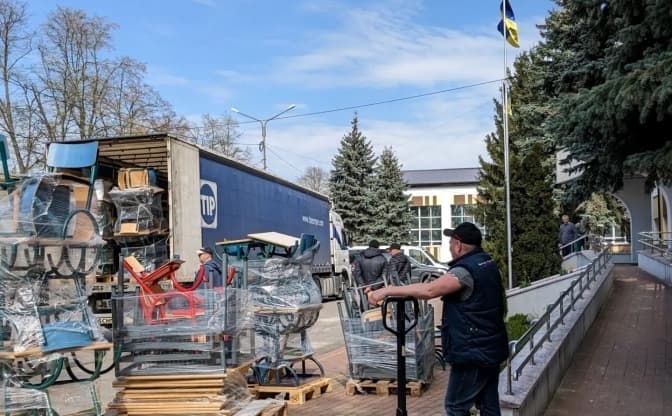 Бучанський ліцей отримав 450 комплектів шкільних парт зі стільцями від фінських благодійників