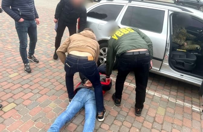 Львів’яни за 9 тис. доларів намагалися підкупити прикордонників на Львівщині