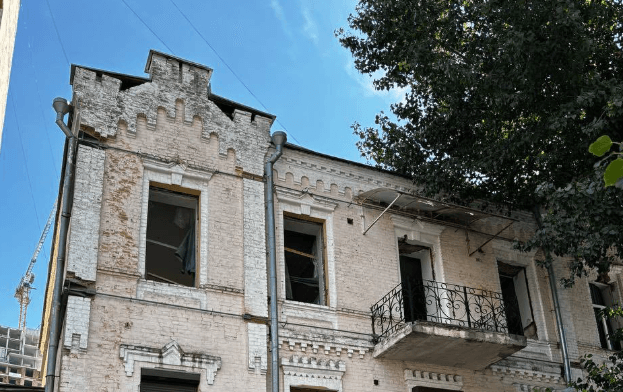 «Будинок з комахами» у Києві постраждав від російського удару