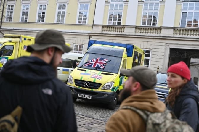 11 автівок для війська. У Львові британські волонтери передали допомогу