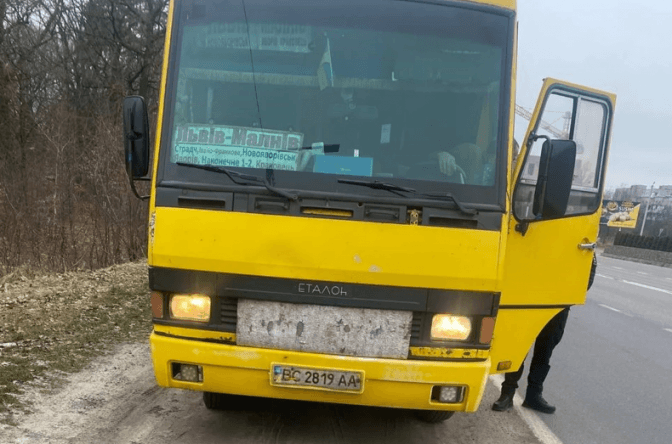 Одного з водіїв міжміського маршруту на Львівщині звільнили за порушення ПДР