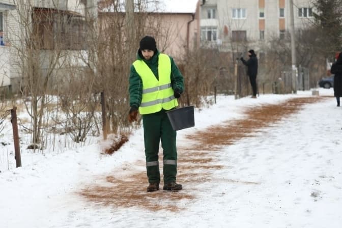 Садовий оголосив догани керівникам районів за непосипані тротуари в місті