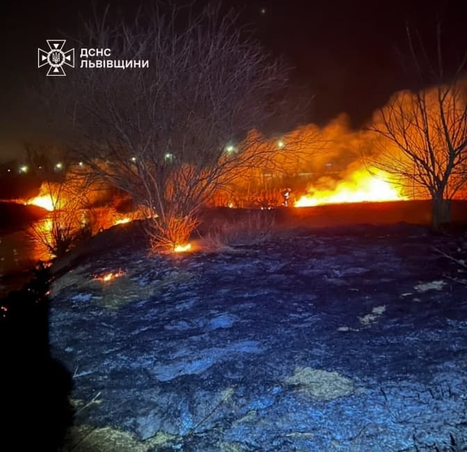 99 пожеж сухої трави ліквідували рятувальники Львівщини