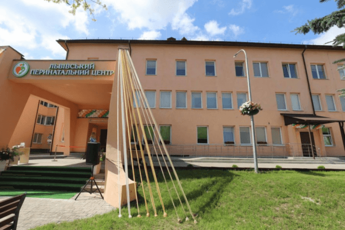 Скільки осіб працює у Львівському перинатальному центрі та яку зарплату отримують
