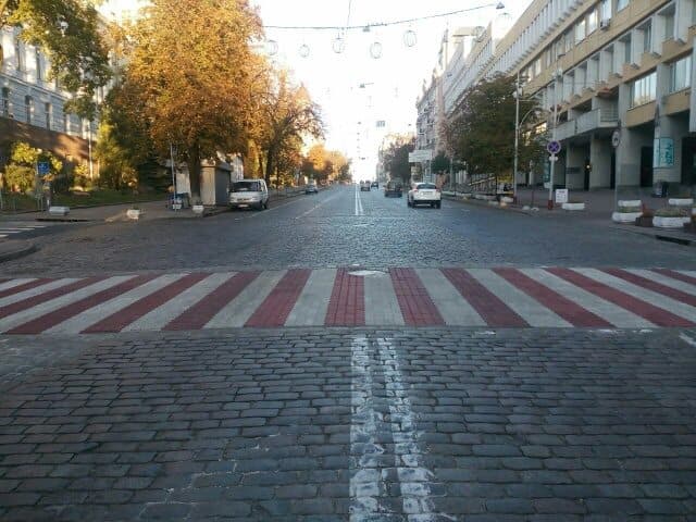 Переходи на вулицях із бруківкою пропонують замощувати альтернативними матеріалами
