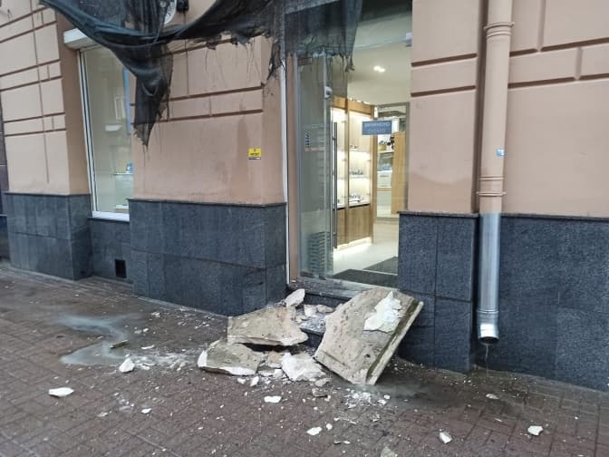 На вулиці Дорошенка обвалився балкон