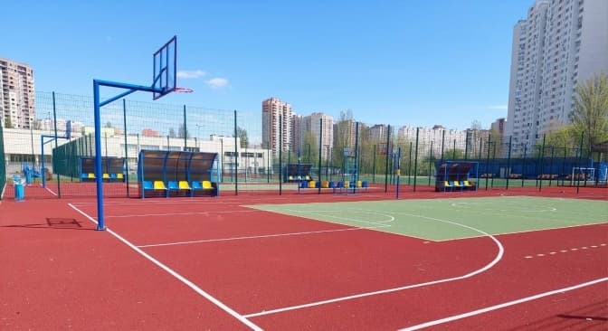 У Києві на Позняках шкільні стадіони-довгобуди не вводять в експлуатацію роками. Причина