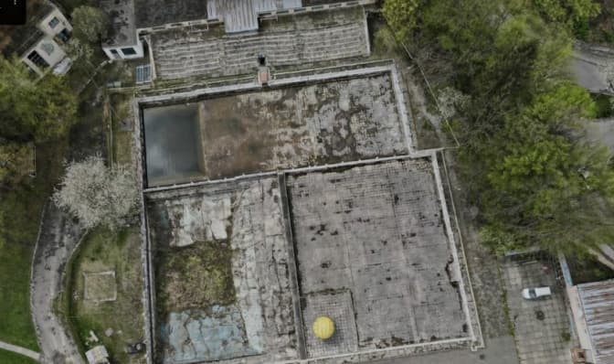 У Львові хочуть відновити занедбаний приватний басейн на вул. Стуса