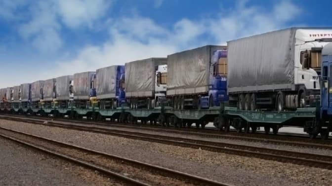Залізницею до Польщі перевезли ще одну партію вантажівок
