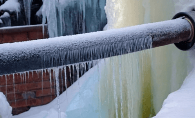 У Києві масово лопаються труби опалення через замерзання під час відключень — КМВА