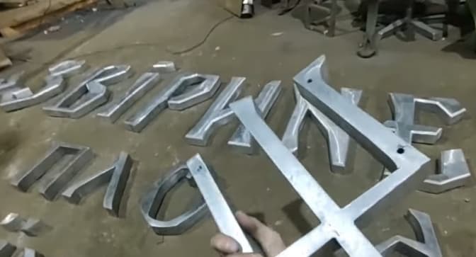 У КМДА показали, як роблять літери для нових назв станцій метро