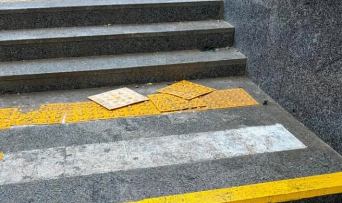 Тактильна плитка відпала, а ліфти не працюють. Як виглядає перехід на Шулявці за 34 млн грн