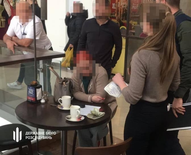 У торговому центрі Львова на хабарі затримали керівницю однієї з лікарень області