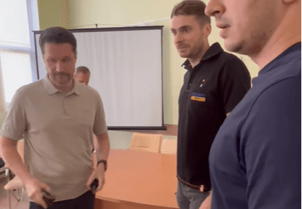 Не в приміщення РДА та в обідню перерву. Ексголова Деснянської РДА Ратніков прокоментував «нараду» про укриття після звільнення