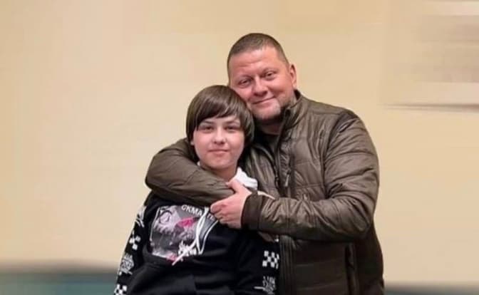 Валерій Залужний здійснив мрію 12-річного хлопчика, якого війна розлучила з татом