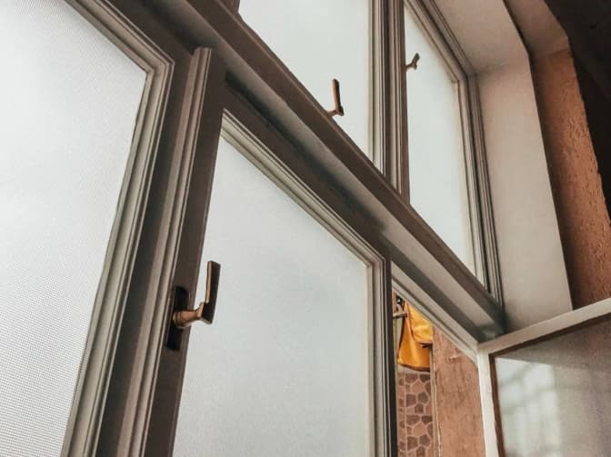 На вулиці Котляревського відреставрували історичні вікна в будинку. Фото до і після