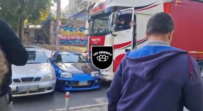 У Києві некерована вантажівка протаранила кілька авто