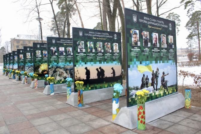 У парку Партизанської слави в Києві відкрили алею на честь загиблих на війні жителів Дарницького району