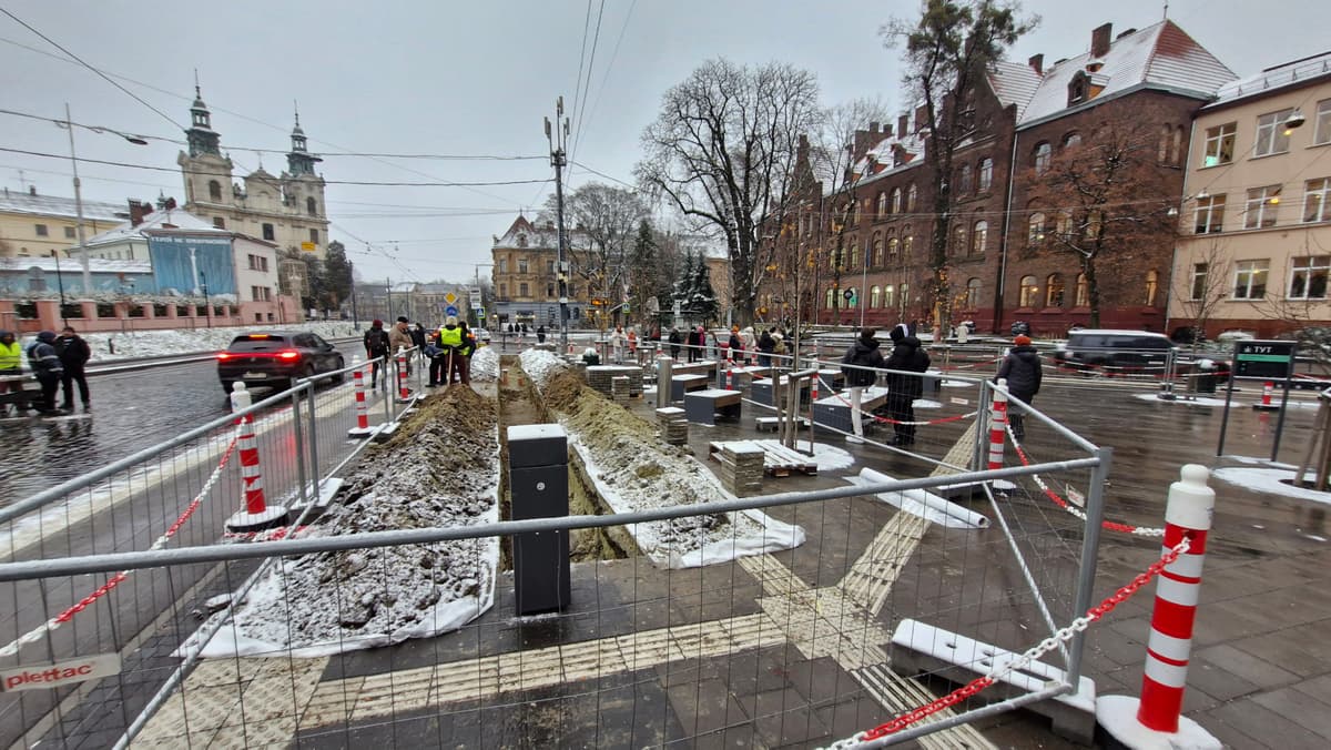На вулиці Бандери у Львові облаштовують зупинки