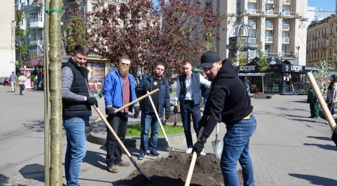 На Майдані Незалежності висадили Алею міжнародної підтримки України