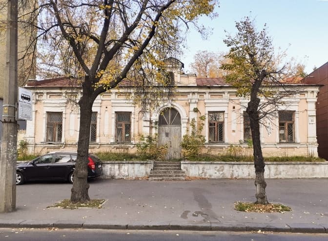 Власник 120-річної Садиби Баккалинського у Києві зірвав табличку про історичну цінність будівлі та викинув її на смітник