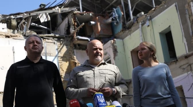 Головний прокурор МКС відвідав місце обстрілу Охматдиту в Києві