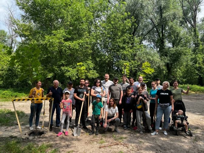 На місці, де планується паркінг на Прирічній в Києві, активісти висадили 15 дерев
