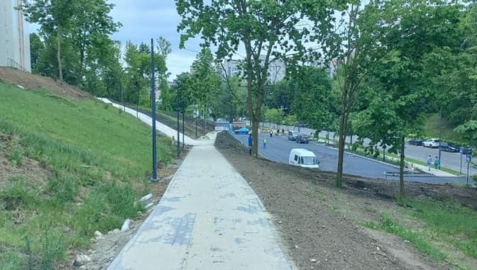 Біля лікарні на Орлика у Львові висадять близько 50 дерев